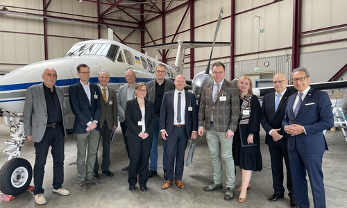 Bernd Henn (Freie Ukraine Braunschweig e.V.), Dr. Carl Philip Hügin (CES Consulting Engineers Salzgitter GmbH), Dr.-Ing. Jan-Hinrich Sick (SBS Sondermaschinen GmbH), Igor Piroschick (Freie Ukraine Braunschweig e.V.), Doreen Weisheit (IHK Braunschweig), Martin Reisige (Strube D&S GmbH), Dr. Florian Löbermann (IHK Braunschweig), S.E. Oleksii Makeiev (Ukrainischer Botschafter), Dr. Iryna Tybinka (Hamburger Generalkonsulin der Ukraine), Jens Schinköthe (Aerodata AG) und Neset Tükenmez (Aerodata AG).