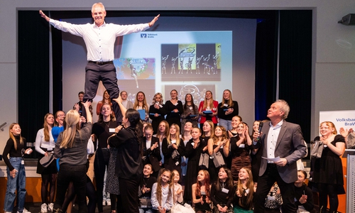 Oberbürgermeister Frank Klingebiel ließ sich auf Händen tragen.