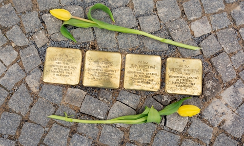 Die Gedenksteine mit einer Oberfläche aus Messing stammen aus der Werkstatt des deutschen Künstlers Gunter Demnig.
