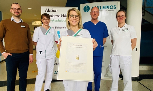 Freuen sich über die Gold-Auszeichnung: Das Hygieneteam der Asklepios Klinik Schildautal um die Krankenhaushygienikerin in Ausbildung, Fachärztin Wiebke Kliebsch (r.) mit den Hygienefachkräften Katrin Mittendorf-Oberbeck (vorne) und Antje Peckhaus, sowie Ärztlicher Direktor, Dr. med. Ralph U. Mletzko (2.v.rechts) und Klinik-Geschäftsführer Sebastian von der Haar.