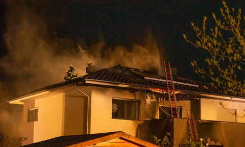 Die Feuerwehr beim Einsatz in Gamsen.
