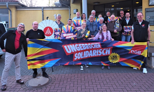 v.l.n.r.: Thomas Kalberlah (IG BCE), Mathias Seidler (IG Metall), Anja Brennecke (IG Metall), Nanni Rietz-Heering (ver.di), Torsten Gutsmann (IG Metall),  Michael Amberg (IG Metall), Michael Kleber (Regionsgeschäftsführer DGB-Region SüdOstNiedersachsen), Jürgen Hertwig (ver.di), Ingrid Koch (ver.di), Manfred Hartleib (EVG), Jens Giesecke (NGG),  Peter Baumeister (GEW), Inga Wolfram (IG Metall), Ulrich Boes (IG BAU), Brigitte Zimmerningkat (GEW), Heinz Heering (ver.di), Michael Rasch (ver.di).