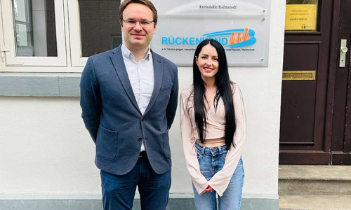 Frau Anastasiia Zaverukha (r.) und Kreisstellenleiter Helge Böttcher (l.)