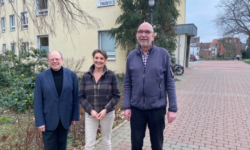Freuen sich auf den Niedersachsentag 2023 in Peine: Thomas Krueger, Geschäftsführer des Niedersächsischen Heimatbundes (von links), Erste Kreisrätin Bettina Conrady und Superintendent Volker Menke.