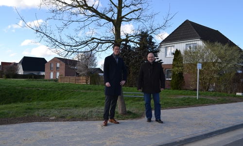 v.l.: Bürgermeister Tobias Grünert und Michael Grabsch (Fachbereichsleiter II) nach Fertigstellung des Hochbords an der neuen Bushaltestelle Vechelader Weg in Wahle.