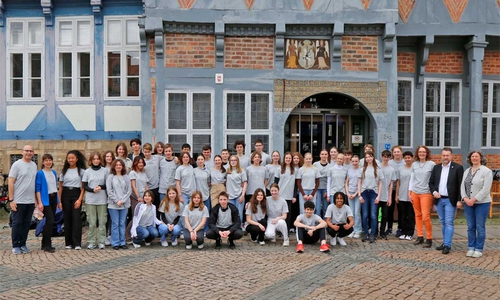 Die Austauschgruppe vor dem Rathaus.