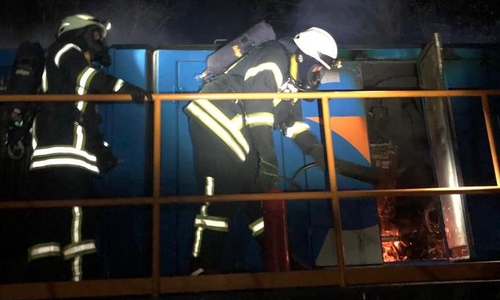In der Lokomotive musste ein Brand gelöscht werden.
