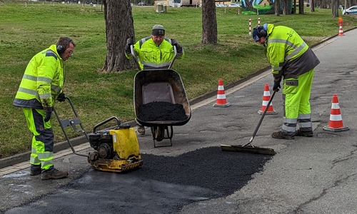 Drei Mitarbeiter des Betriebshofs Goslar beheben die Schäden des Winters am Osterfeld.