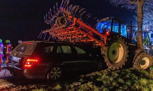Der Mercedes war unter den Grubber geraten.