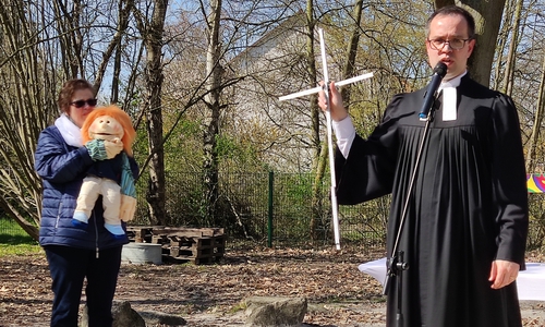 Pastor Julian Bergau erklärt die Ostergeschichte.