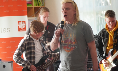 Die Musiker spielen im Caritas-Jugencafé auf.