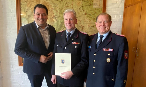 Landrat Tobias Heilmann ernannte Olaf Müller (m.) im Beisein Kreisbrandmeister Jens Dieckmann (r.) zum Brandabschnittsleiter Nord und zum stellvertretenden Kreisbrandmeister.