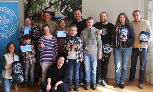 Große Freude bei allen Beteiligten: Hey, Alter!-Gründer Martin Bretschneider (Mitte) und sein Projektteam überreichten die Tablets an die Leitungskräfte der esn-Standorte sowie an die Kinder und Jugendlichen aus dem Landhaus Querum.