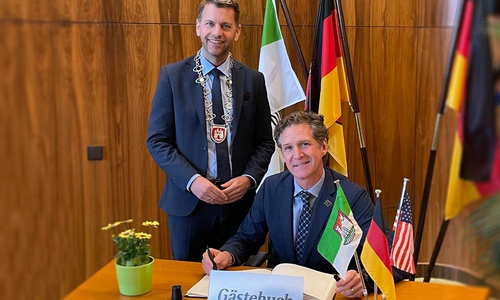 Tim Kelly, Bürgermeister der Stadt Chattanooga, trägt sich im Beisein von Oberbürgermeister Dennis Weilmann ins Gästebuch der Stadt Wolfsburg ein.