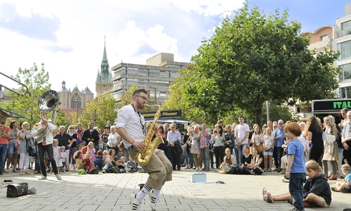 Beim Buskers treffen vom 12. bis zum 14. Mai Straßenmusik und Streetfood aufeinander und sorgen für ausgelassene Stimmung in der Innenstadt.