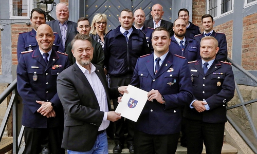 Bürgermeister Ivica Lukanic übergibt die Ernennungsurkunde an Kai Brackmann.