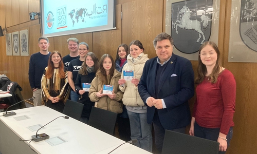 Einzigartige Erinnerungen auf Film gebannt – Jessica Rudolph (1.v.r.) von der Kreisjugendpflege, stellvertretender Landrat Uwe Schäfer (2.v.r.) sowie Teilnehmende der internationalen Jugendbegegnung 2022 im Großen Sitzungssaal nach der Filmpräsentation.