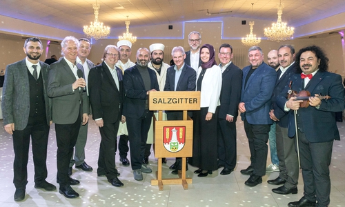 Oberbürgermeister Frank Klingebiel (mitte) mit Gästen und Rednern beim Iftar-Empfang.