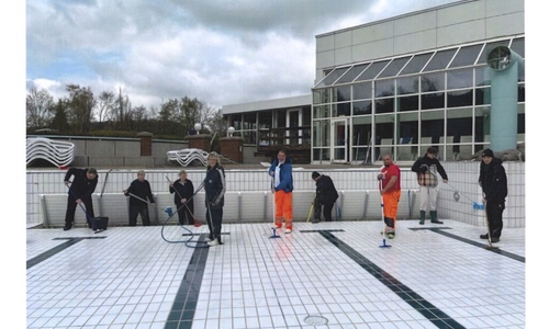 Badleiterin Heidi Fiebig (4. v. li.) mit ihrem Team und Kollegen anderer Betriebsbereiche der KTW beim Reinigen des Erlebnisbeckens im Silberbornbad.
