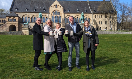 42. Goslarsches Pancket wieder mit Bierkrügen aus Einbeck.