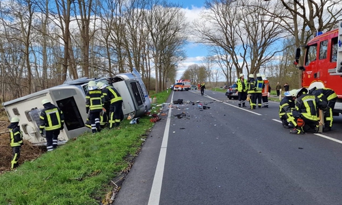 Das Wohnmobil war in den Straßengraben gestürzt.