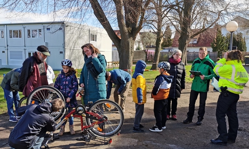 Polizei, Verkehrswacht, ADFC und Lehrerinnen bei der Fahrradüberprüfung.