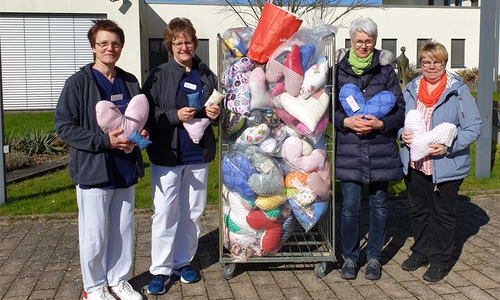 Die Landfrauen aus Wahrenholz überreichen die Kissen an Breast Care und Onko Nurses Anette Hoge und Gudrun Riese.