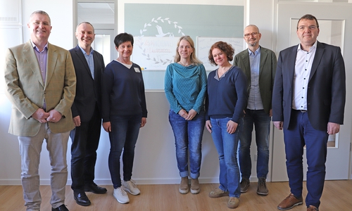 Matthias Buhles (Chefarzt der Klinik für Gynäkologie und Geburtshilfe), Bernd Retzki (Dezernent für Schule, Jugend und Soziales im Landkreis Wolfenbüttel, Michaela Göbel (Abteilungsleiterin), Diana Junge (Hebamme, Storchennest 51), Annette Scheffer (Leiterin Fachstelle Frühe Hilfen), Jörg Hermann (Abteilungsleiter Beratungsstelle für Eltern, Kinder und Jugendliche) und Axel Burghardt (Geschäftsführer Städtisches Klinikum Wolfenbüttel) freuen sich über die Vertiefung der Kooperation (v. li.). 