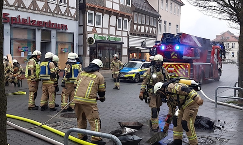 Brandreste wurden ins Freie gebracht.
