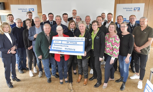  Claudia Kayser (l.), Leiterin der Direktion Wolfsburg, mit den Vertretern der Vereine und Organisationen bei der Übergabe der Spenden in der Wolfsburger Hauptstelle der Volksbank BraWo am Mühlengraben.