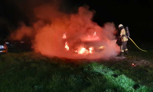 Das Auto stand bei Eintreffen der Feuerwehr in Vollbrand.