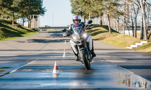 Das Training in der Autostadt dient der Sicherheit.