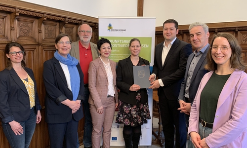 Sandra Lindemann, Regionalmanagerin – Dr. Ulrike Witt, Landesbeauftragte für regionale Landesentwicklung  - Detlef Tanke, Regionalverbandsvorsitzender – Immacolata Glosemeyer, Landtagsabgeordnete - Wiebke Osigus, Ministerin für Bundes- und Europaangelegenheiten und regionale Entwicklung  - Dr. Thorsten Kornblum, Oberbürgermeister Stadt Brauschweig - Ralf Sygusch, Regionalverbandsdirektor – Swantje Schendel, Landtagsabgeordnete.