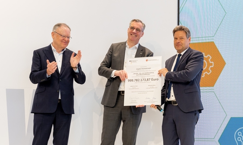 Übergabe des Förderbescheids auf der Hannover Messe von Dr. Robert Habeck, Bundesminister für Wirtschaft und Klimaschutz, (rechts) und Ministerpräsident Stephan Weil (links) an Gunnar Groebler, Vorstandsvorsitzender Salzgitter AG (Mitte).