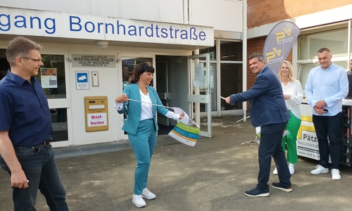 Landrat Dr. Alexander Saipa (Mitte) eröffnet im Jahr 2022 gemeinsam mit Schulleiter Otto Brinkmann (links), Jana Schumann (2. von links) und Anne-Katrin Göbel (2. von rechts) von der Koordinierungsstelle Übergang Schule - Beruf und mit Christian Friedrich, Fachdienstleiter Schulorganisation (rechts), die erste Präsenzausgabe der Messe #TschüssSchule.