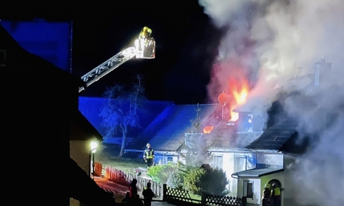 Die Flammen loderten aus dem Dach.