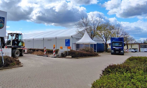 In diesem Zelt werden Kunden künftig ihre Einkäufe erledigen können.