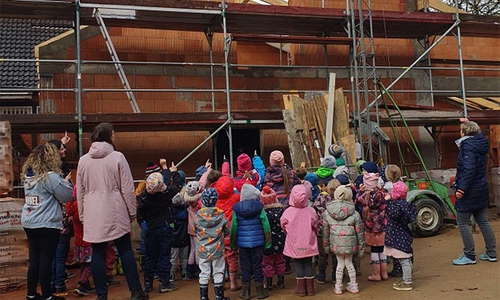 Die Kinder waren beim Richtfest mit dabei.