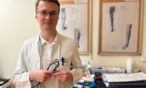 Dr. Robert Kapolka, Oberarzt der Gefäßchirurgie in der Helios St. Marienberg Klinik Helmstedt, mit einem Katheter für die minimal-invasive Radiofrequenz Ablation.