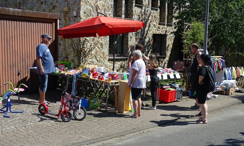Archivbild vom letzten Dorfflohmarkt im Juli 2022.