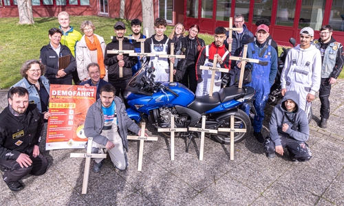 Die Kreuze für die Motorradgedenkfahrt sind fertig.