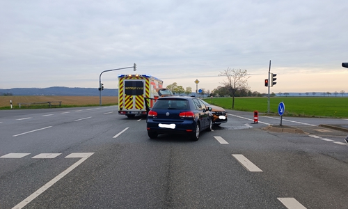 Zwei Autos kollidierten mitten auf der Kreuzung.