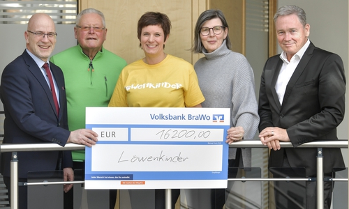Sie wollen etwas tun, um das Selbstbewusstsein von Kindern zu stärken und Gewalt vorzubeugen: Stefan Honrath von der Volksbank BraWo, Professor Günter Geisler vom Brägenwoost Bratters Orchestra, Nicole Böer, Claudia Bremer vom Kiwanis Club Peine und Thomas Fast, Vorstandsvorsitzender der Volksbank BraWo Stiftung (v. li.). 