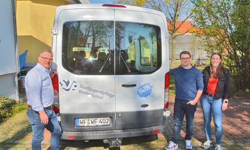 Stephan Fabriczek (Stadtjugendpfleger, li.), Maik Niemann (stellvertretender Vorsitzender des Stadtjugendringes Wolfenbüttel) und Franziska Sender (Beisitzerin des Stadtjugendringes).