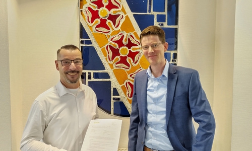 Ralph Geffert und Bürgermeister Tobias Grünert stellen den EnergieMonitor vor.