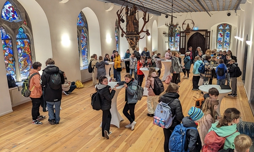 Bei einem Empfang gibt es auch immer ein Getränk. Die internationale Austauschgruppe freut sich über Orangensaft und Wasser.