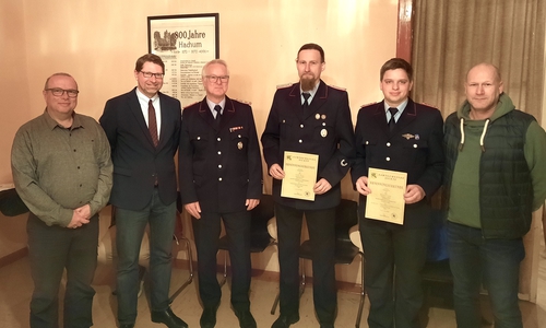 Es gratulierten (v. li.) Carsten Marowsky-Brée (Vorsitzender des Ausschusses für Feuer- und Katastrophenschutz), Samtgemeindebürgermeister Marco Kelb, stellv. Gemeindebrandmeister Jürgen Ebers sowie Ingo Geisler (Bürgermeister der Gemeinde Sickte) dem Ortsbrandmeister der Ortswehr Volzum Frank Meier (4. v. li.) und dem stellv. Ortsbrandmeister der Ortswehr Apelnstedt Hendrik Laabs (5. v. li.) zur Ernennung.