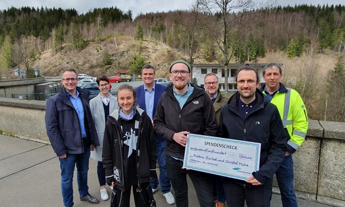 Vordere Reihe: Sonderpreisträgerin Magali Gomez, Gewinner Frederic Stürtzel und Christof Mühe (re.). Hintere Reihe: Hendrik Rösch (Techn. Geschäftsf. Harzwasserwerke), Carola Schmidt (Geschäfts. Harzer Tourismusverband, Dr. Alexander Saipa (Landrat LK Goslar), Lars Schmidt (Kaufm. Geschäftsf. Harzwasserweke) und Michael Himstedt (Leiter Okertalsperre) (v. li.).