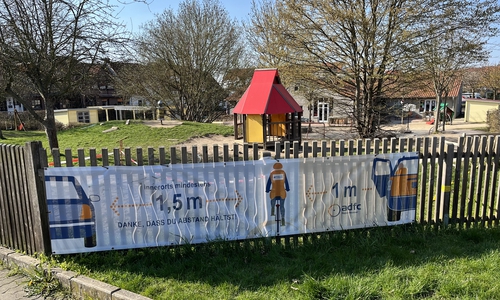 Das Plakat hat seinen nächsten Standort erreicht.