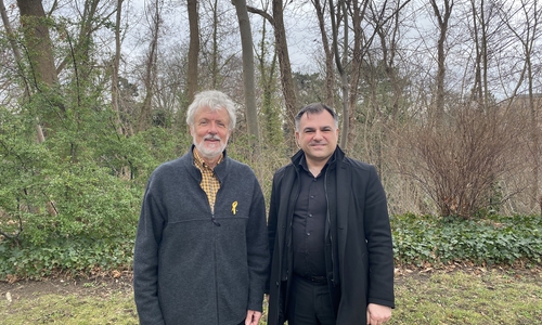 Dr. Thomas Lampe, Vorsitzender des Vereins WegGefährten, freut sich dass Dr. Christos Pantazis die Schirmherrschaft für das Projekt Kinderoase übernimmt.